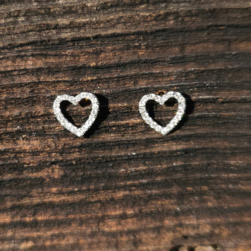 18K Natural Diamond Hearts Stud