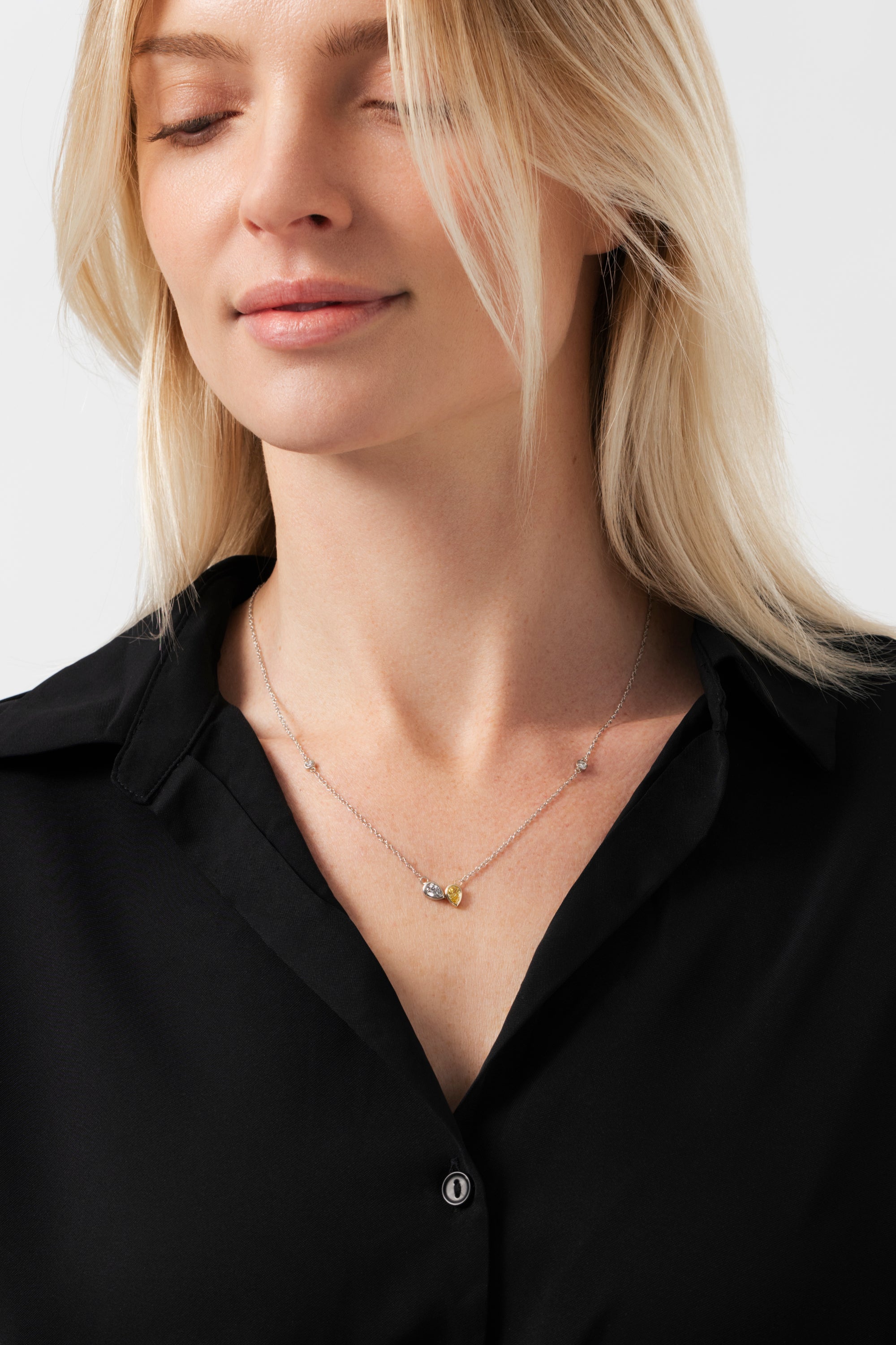 18K Be Unique Pear Diamonds Necklace